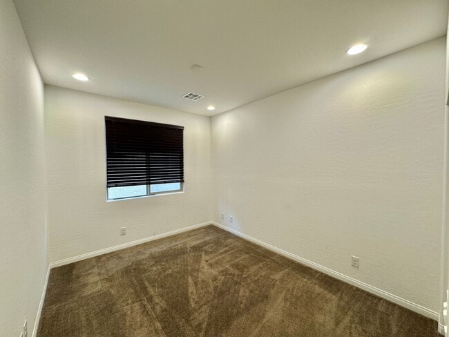 Building Photo - Newer Home with Gated Community Single Fam...