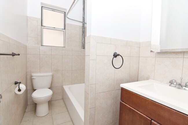 Building Photo - 860 W 181st St