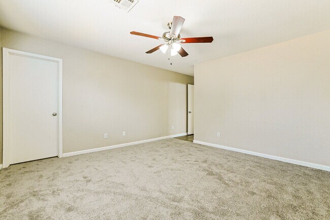 Building Photo - 1453 E Kelsi Ave