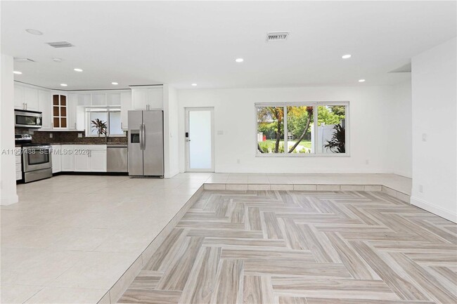 Building Photo - 1110 S 14th Ave