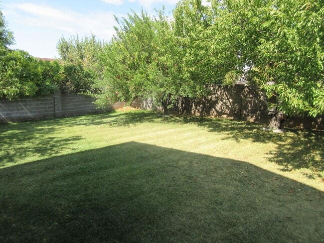 Building Photo - 461 E Cobblecreek Dr