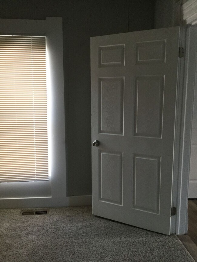 Building Photo - 2+ Bedroom home Near Downtown!