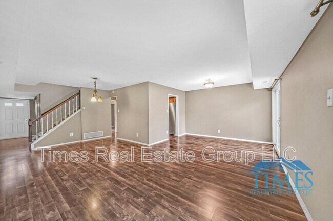 Building Photo - 704 Worthington Dr
