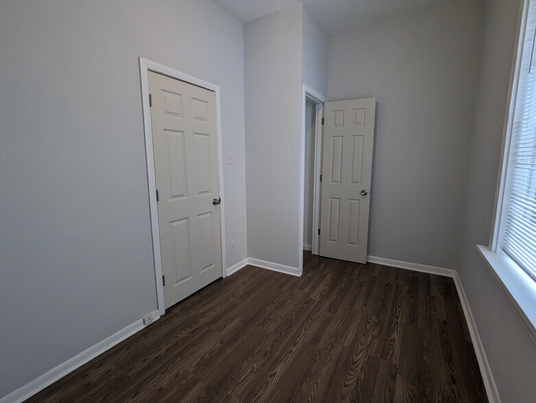 Building Photo - 1423 N Maplewood Ave