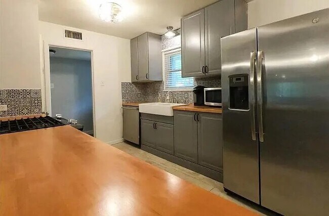 Kitchen - 605 Dale Dr