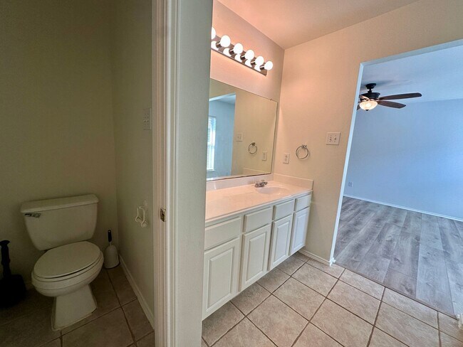 Building Photo - For Lease | 3 Bed, 2 Bath | 1,528 Sq Ft | ...