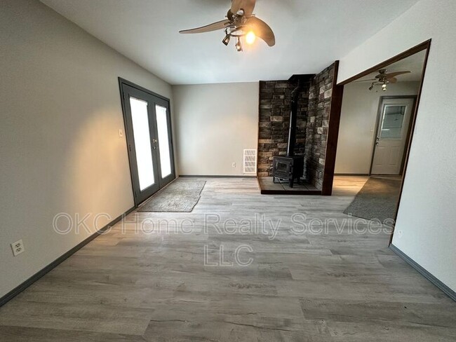 Building Photo - 1706 Surrey Pl