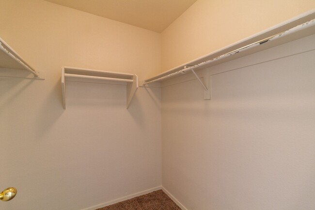 Building Photo - 3 bedroom plus den, 2 bath, on the golf co...