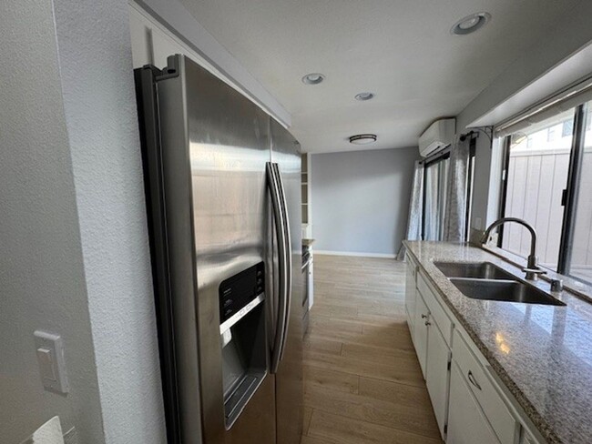 Building Photo - Spacious Tri Level 2Bed 2Bath Condo in Bay Ho