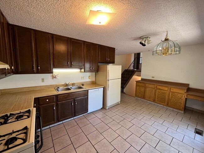 Building Photo - ALL PROSPECTIVE TENANTS MUST SUBMIT A $58 ...