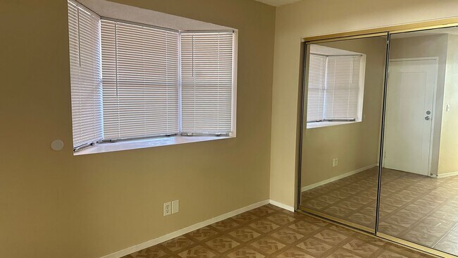 Building Photo - ONE BEDROOM ONE BATHROOM APARTMENT AVAILABLE FOR RENT !!!