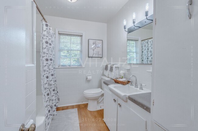 Building Photo - 3 Bed 2 Bath Gem in Midtown Mobile!!