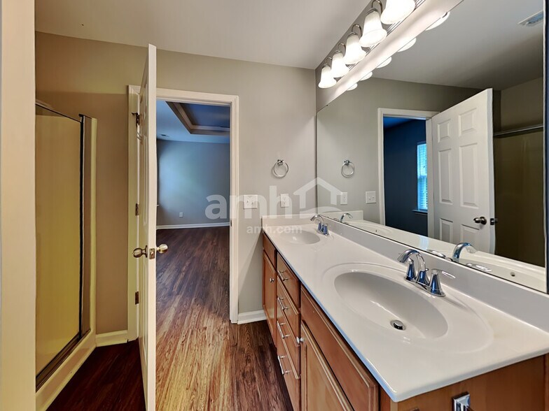 Building Photo - 1525 Essexwood Dr