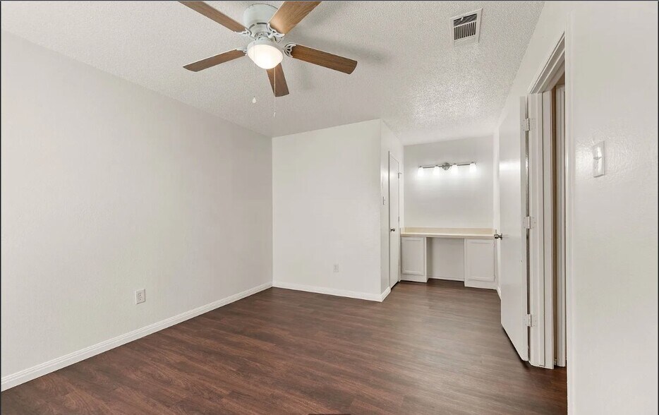 Building Photo - 6630 Parkview Ln