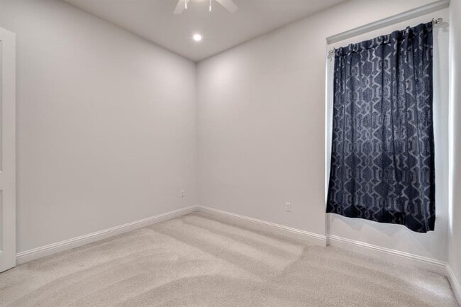 Building Photo - 14921 Iveans Way