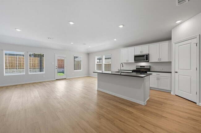 Building Photo - 6605 Creek Edge Cir