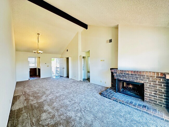 Building Photo - Bridgeview top floor condo with tree top w...