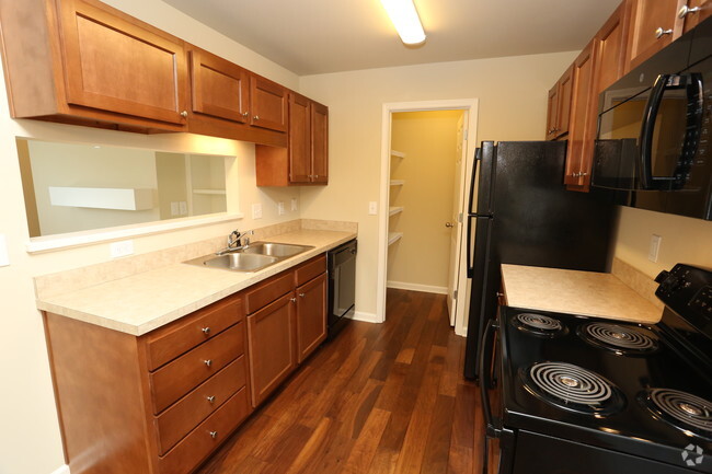 1BR, 1BA - 760 SF Upgrade - Kitchen - Forest Creek Apartments