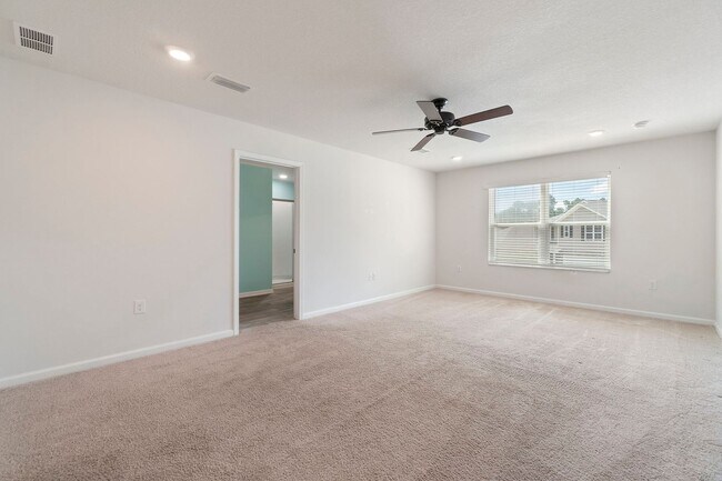Building Photo - Creative Charm Meets Modern Comfort in Thi...