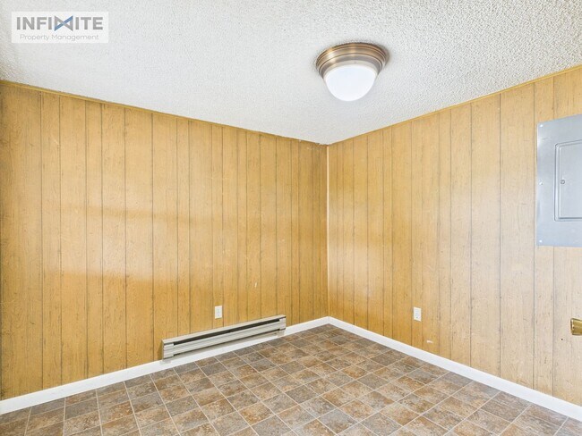 Building Photo - Spacious 3-Bedroom Home