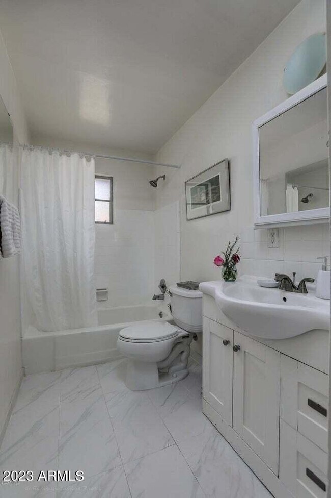 Building Photo - 1428 S Oakley Pl
