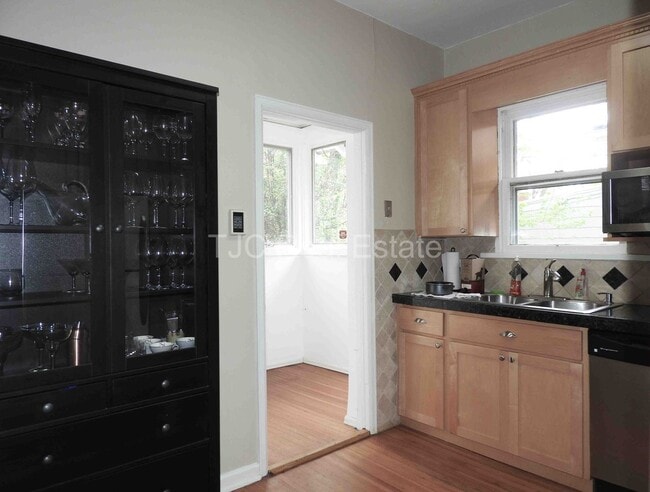 Building Photo - 2322 Cherry St