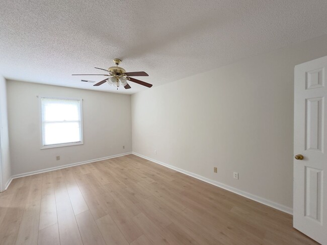 Building Photo - Knoxville 37922 - Beautiful 3 bedroom cond...