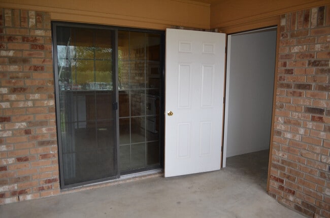 Building Photo - 912Rebecca