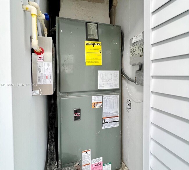 Building Photo - 931 NW 35th Ave