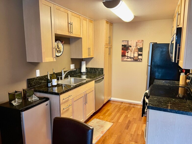 Kitchen - 303 Masters Ct