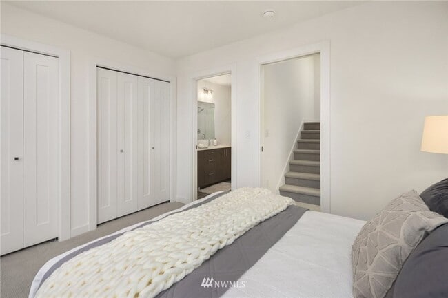 Building Photo - 2Bd/1.75Ba Seattle Townhouse