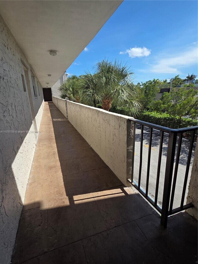 Building Photo - 6900 N Kendall Dr
