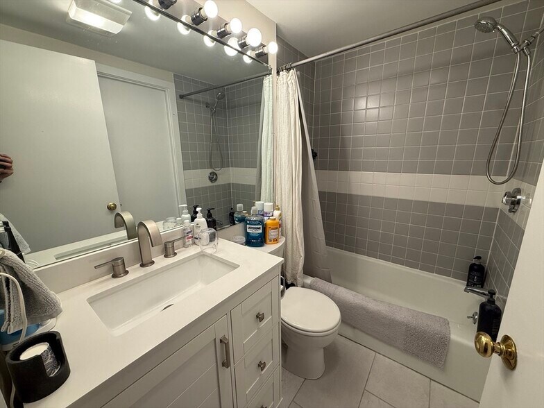 Building Photo - 18 E Springfield St