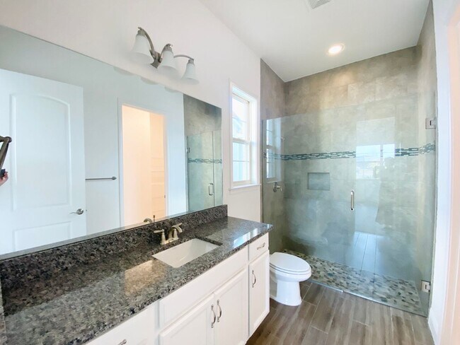 Building Photo - Luxury house for rent