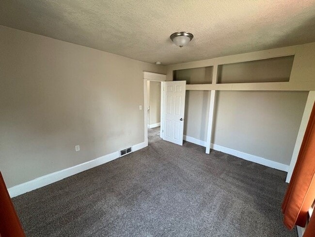 Building Photo - Stunning 4 Bed Home