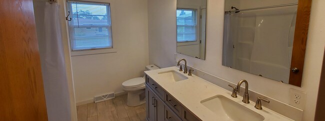 2 sink Vanity - 715 Dutton St