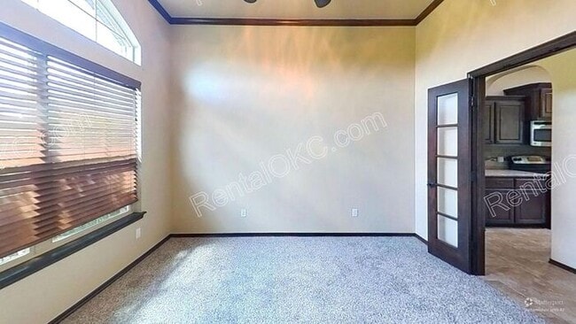 Building Photo - Large Lot, Big Space
