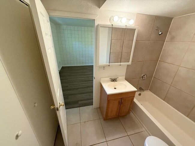 Building Photo - 1/2 Off First Month! Second-Floor 1-Bedroom Near City Park