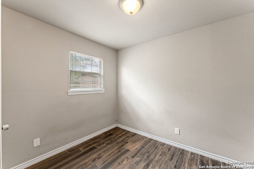 Building Photo - 315 Pool Dr