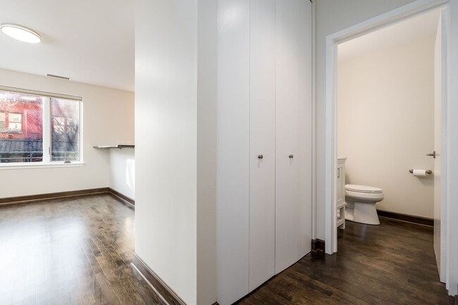 Building Photo - 801 S Plymouth Ct