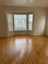 Building Photo - 1522 N Sycamore St