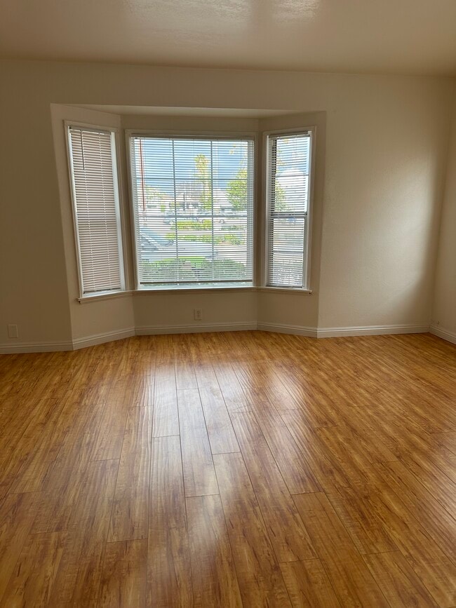 Building Photo - 1522 N Sycamore St