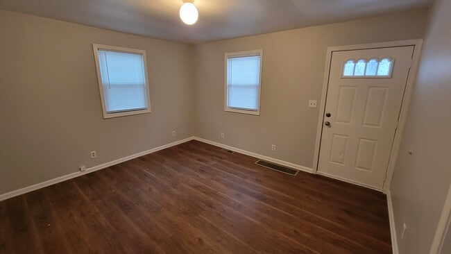 Building Photo - 2 bedroom HOUSE For RENT