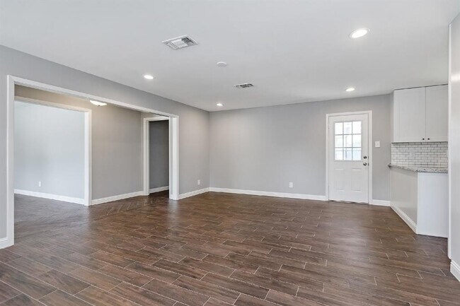 Building Photo - 1719 Longhorn Dr