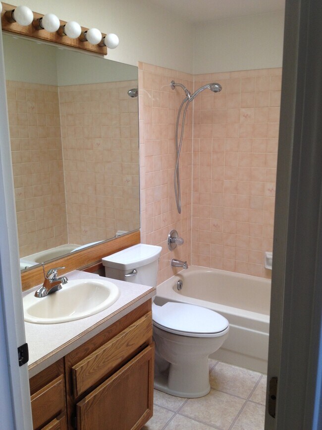 Building Photo - 4 bedroom 3 bath PLUS RV parking and great fenced yard.