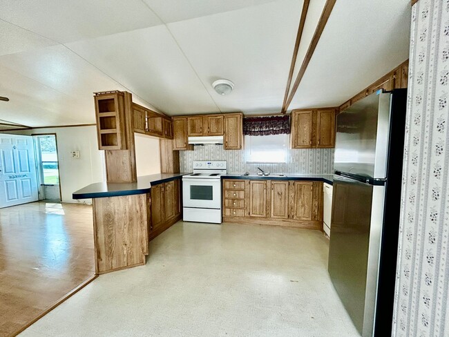 Building Photo - Available Now! 3 Bedroom 2 bath unit