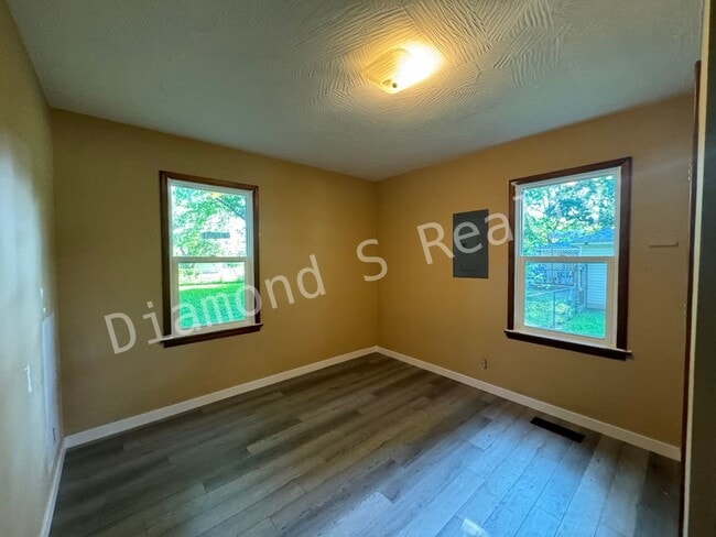 Building Photo - Charming and Clean 3 Bedroom Home - Nice/Quiet Neighborhood
