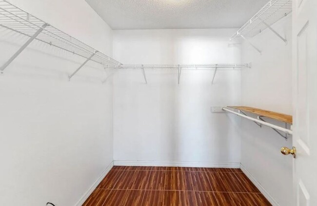 Building Photo - Beautiful 3 Bed and 2 Bath POOL HOME in Ki...