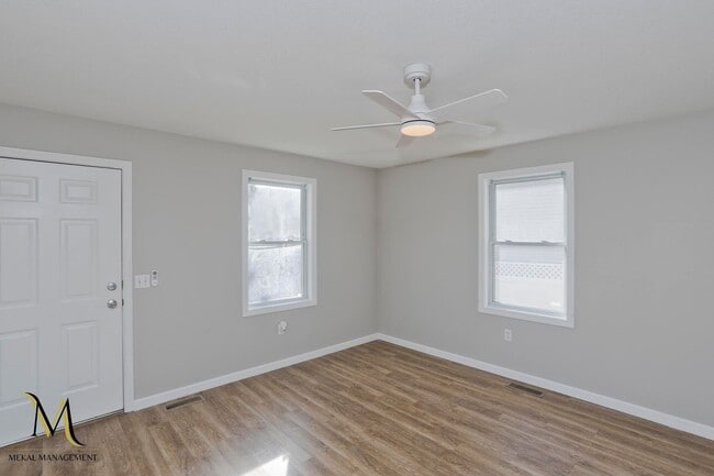 Building Photo - Newly Renovated Duplex Style Units | All New Appliances + Off Street Parking * 2 UNITS AVAILABLE *