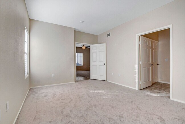 Building Photo - FIRST FLOOR CONDO IN GATED COMMUNITY W/ SINGLE CAR GARAGE